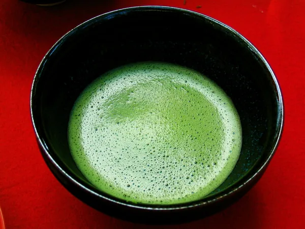 Aufgeschlagener Matcha in der Schale