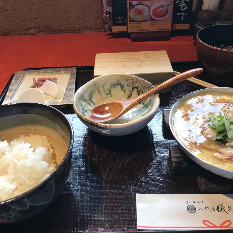 Japanisches Gedeck mit Reis und Suppe