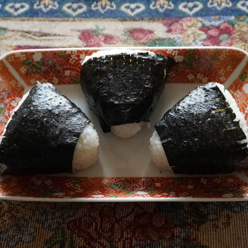 Onigiri auf einem Teller angerichtet